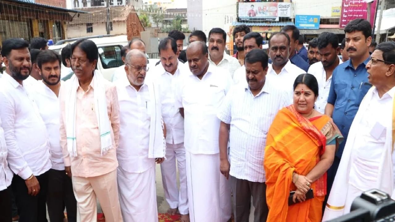 Former CM HD Kumaraswamy And JDS MLAs Visit Hasanamba Temple In Show Of