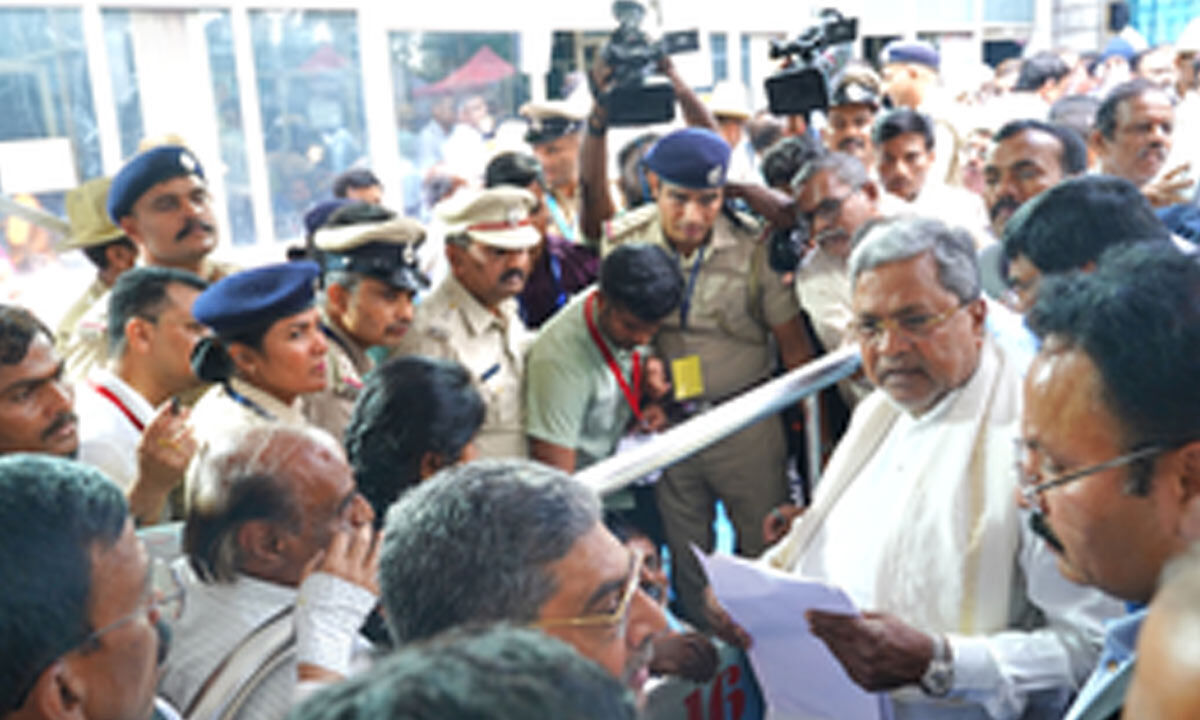 Ktaka Cm Siddaramaiah Holds Day Long Janata Darshan In Bluru