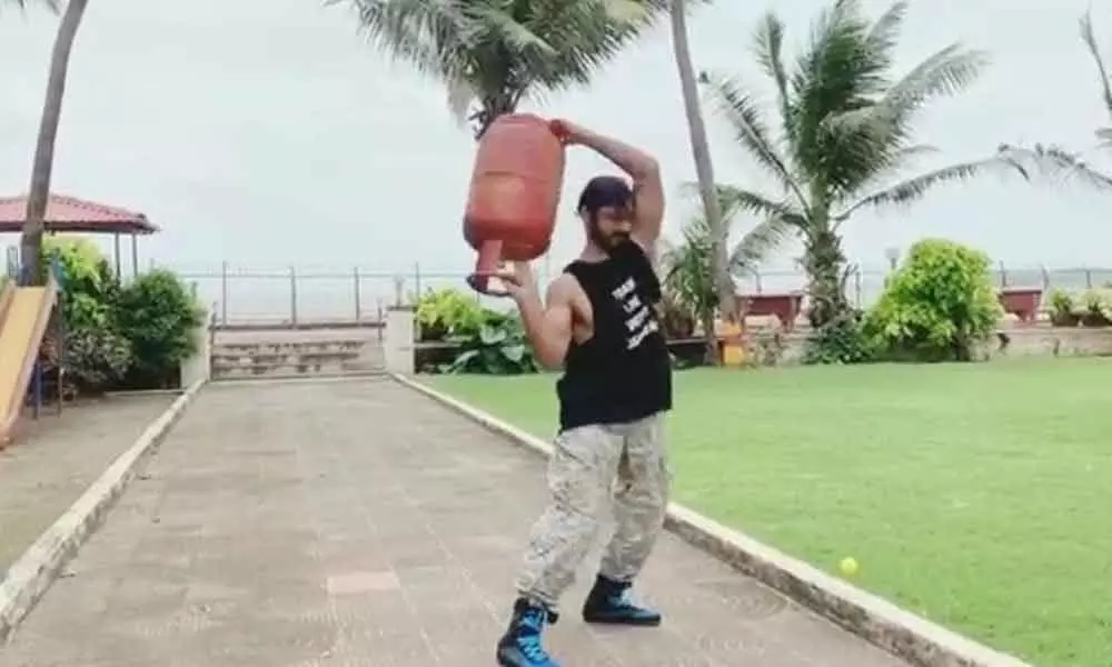 Vidyut Jammwal shares a workout regime with LPG cylinder and challenges fans