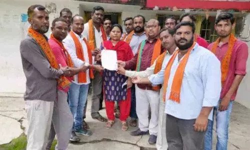 BJP leaders stage dharna in Mancherial