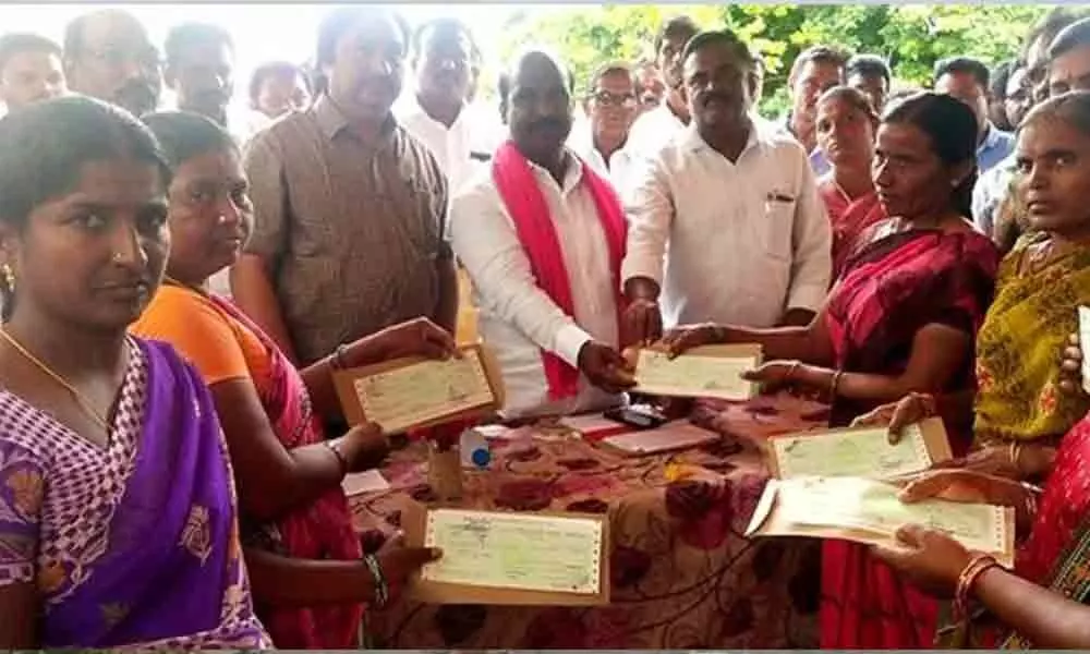 Kalyana Lakshmi cheques distributed in Nalgonda