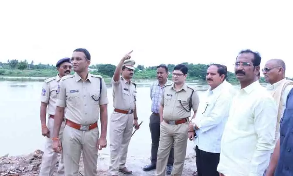 Police Commissioner inspects arrangements for idol immersion in Khammam