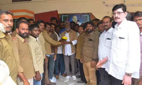 Autorickshaw,  taxi drivers meet MLA Dr Jaganmohan Rao