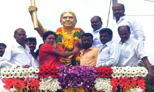 Corporator pays tributes to Chakali Ilamma