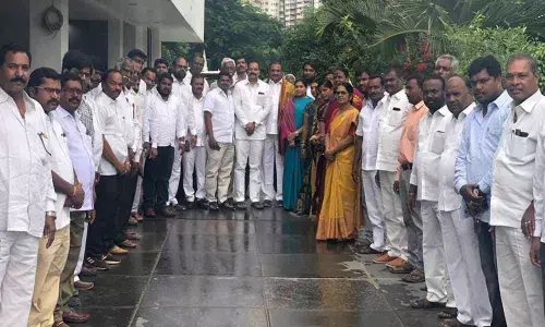 Corporators call on MLA Arekapudi