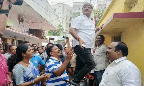 Mayor inspects sanitation, anti-mosquito measures