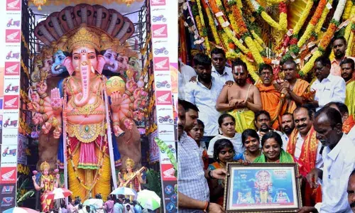 Governor Dr Tamilisai Soundararajan offers prayers to Khairatabad Ganesh