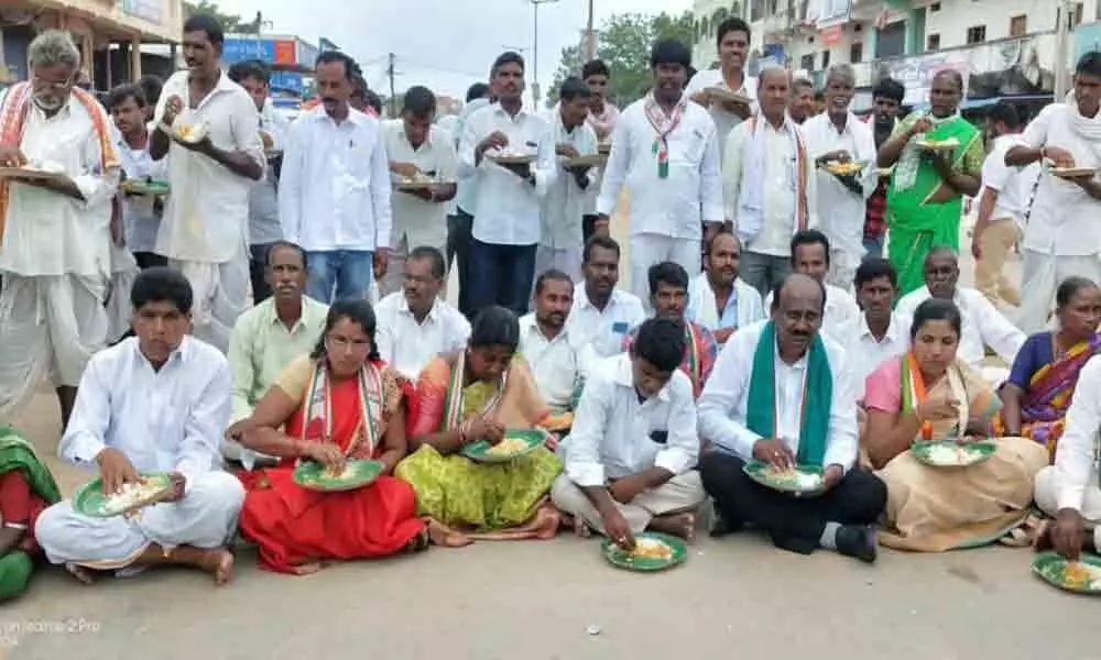 Congress stages cook and eat in Nizamabad,Kamareddy