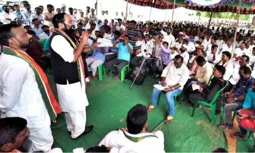 Congress pulls up government on crop loan waiver, unemployment dole in Suryapet