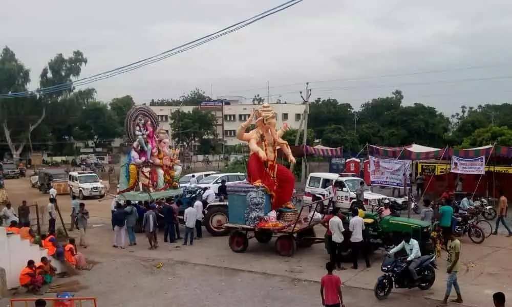 Ganesh Immersion commences at Warangal, long queues form