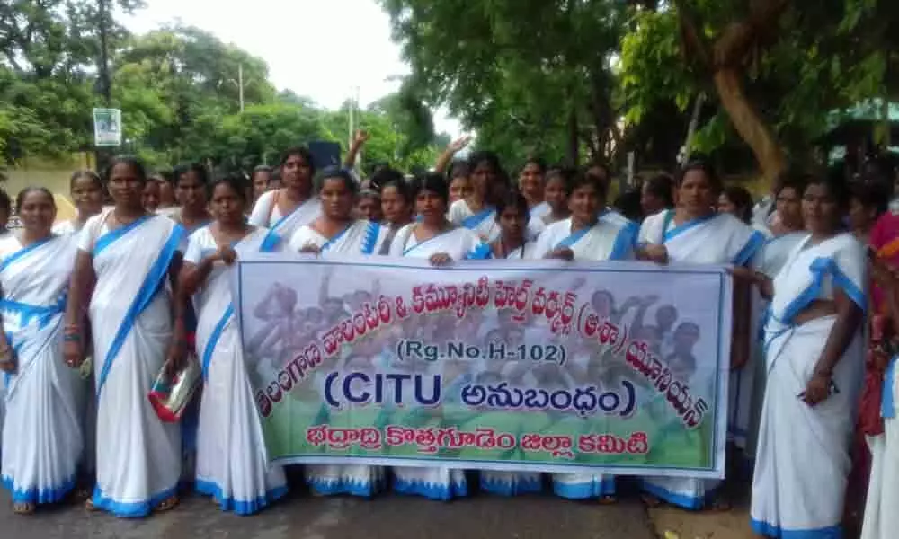 Asha workers stage protest seeking fixed salaries in Kothagudem