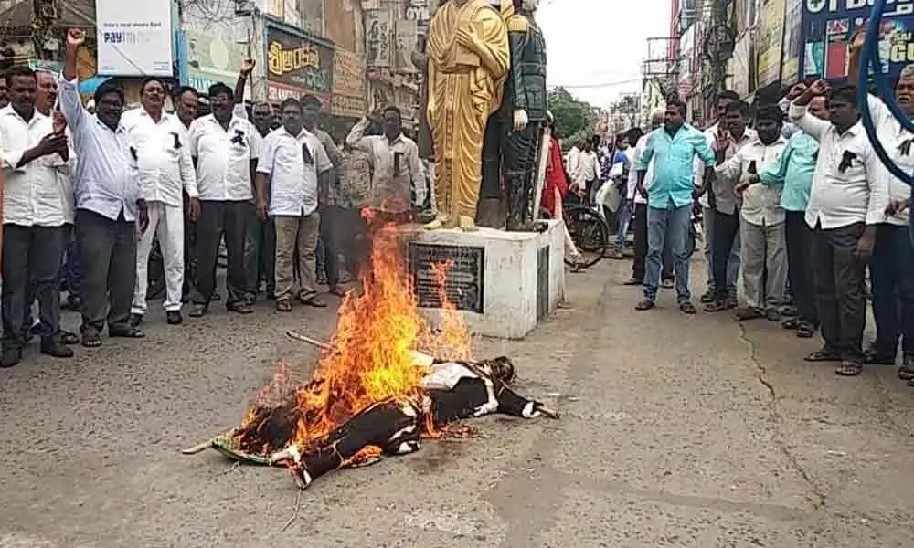 Effigies of Nannapaneni, Alapati burnt  in Guntur