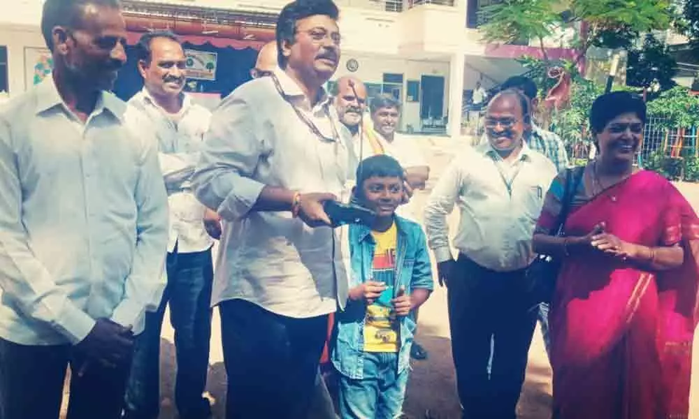 Civic chief visits Swamy Vivekananda School in Hanamkonda