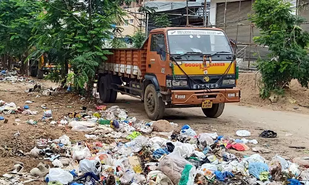 Kondapur starts to stink with heaps of garbage