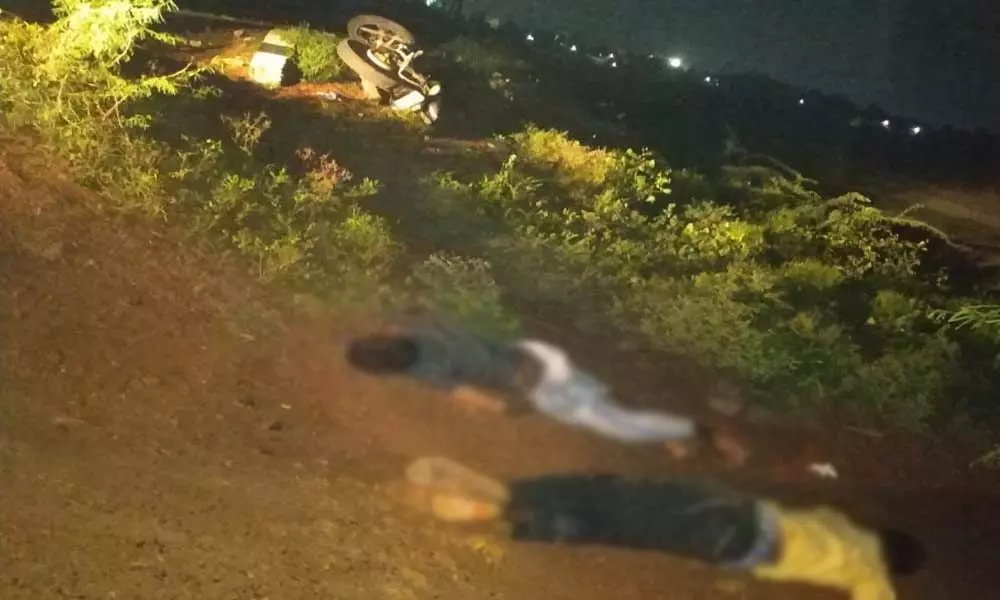 Two youth die in a road accident at Vakalapudi beach, Kakinada