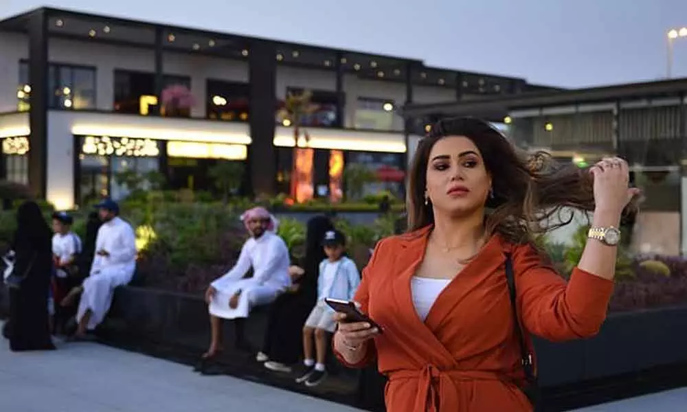 Saudi Woman Walks Through Mall Without Abaya, leave people shocked