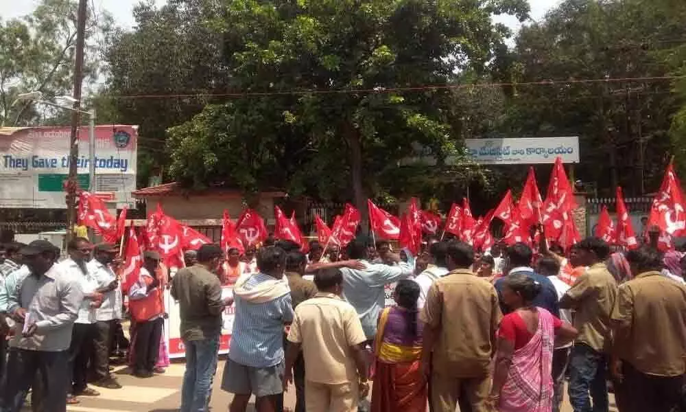 CITU activists stage dharna demanding higher pay