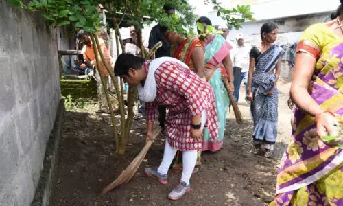 Collector takes part in sramadanam in Mancherial