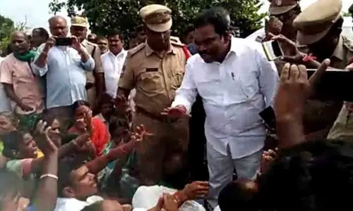 Jagtial: Villagers stage rasta roko, block Ministers vehicle