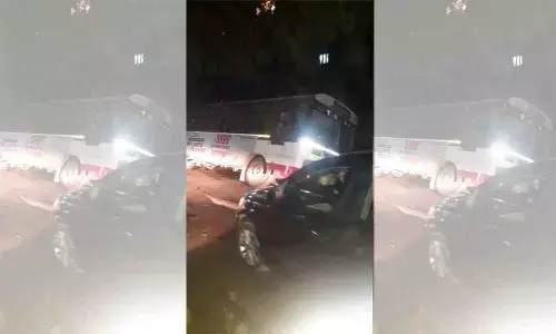 TSRTC bus stuck in pit for a while at balaji nagar