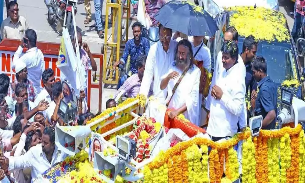 Sri Ravi Shankar offers prayers at Srikalahasti