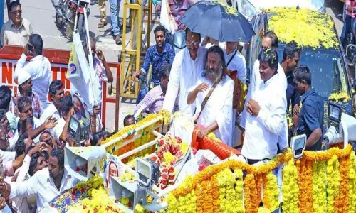 Sri Ravi Shankar offers prayers at Srikalahasti