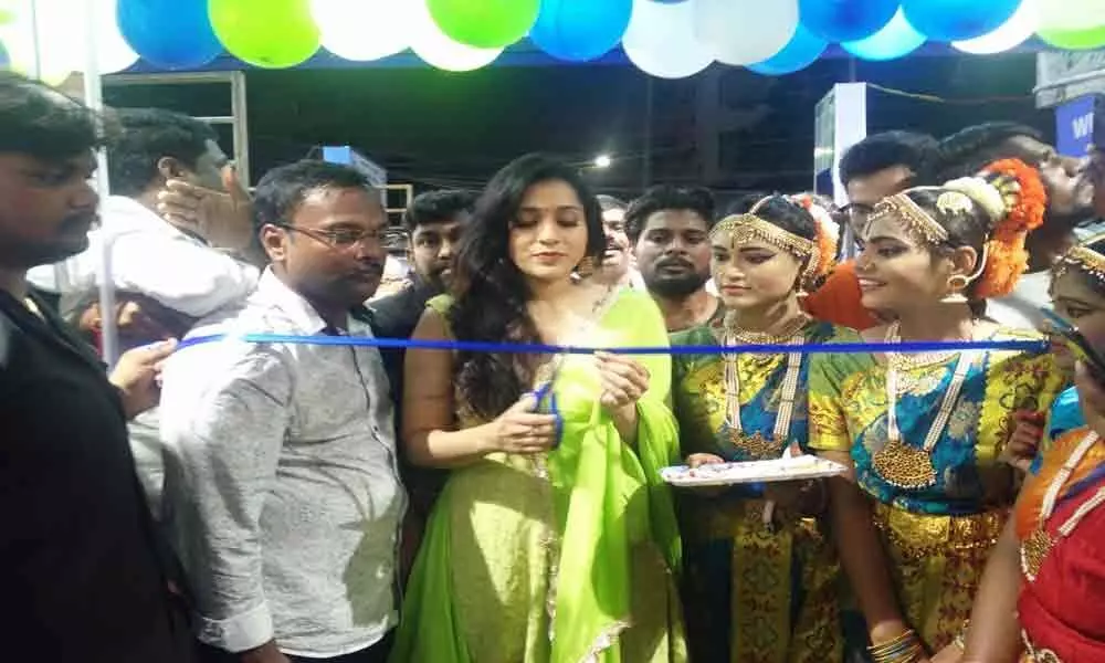 TV anchor Rashmi Gautam inaugurates Quikr Bazaar in Vijayawada