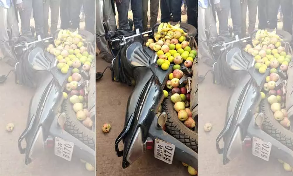 Hawkers approach cops against civic body staff