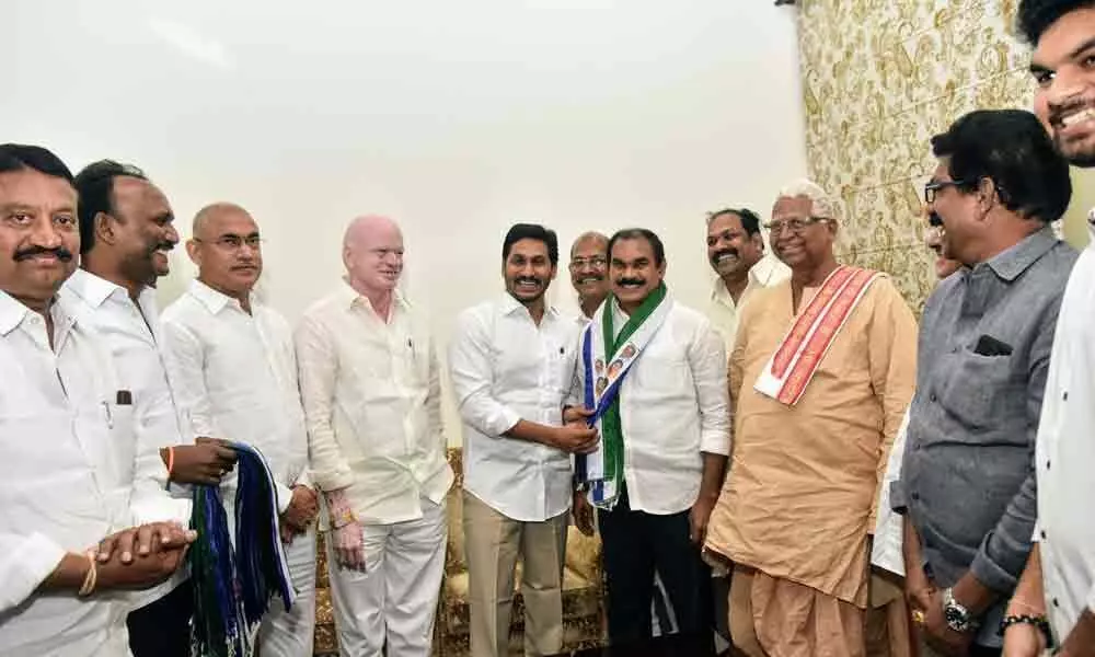 Trimurthulu joins YSRCP