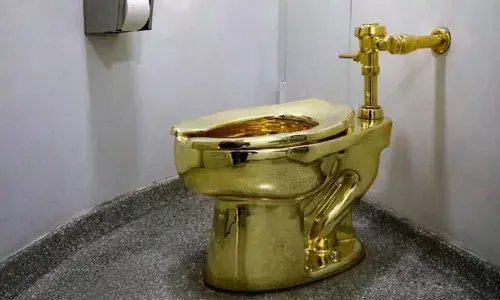 Solid gold toilet, once offered to Donald Trump, stolen from London palace