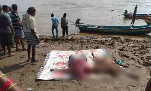 Dead bodies shifted to government hospital in Rajamahendravaram