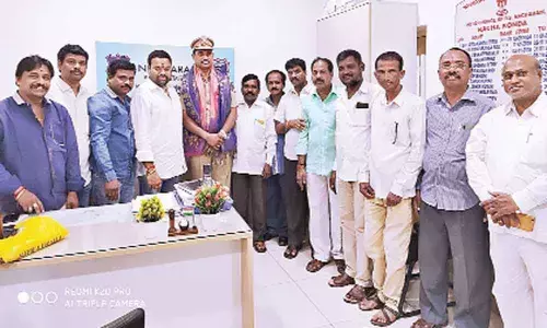 Saizen Sekhar felicitates Policemen