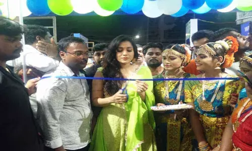 TV anchor Rashmi Gautam inaugurates Quikr Bazaar in Vijayawada