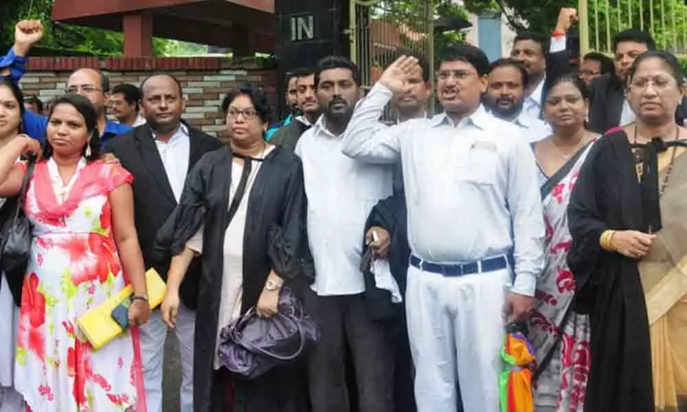 Guntur: Advocates boycott courts in 2 districts
