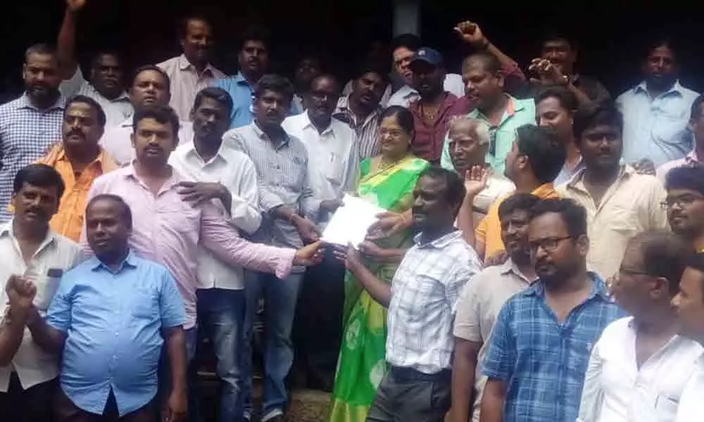 Journos stage dharna opposing the move in Chittoor