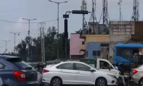 Traffic goes awry due to signal malfunction