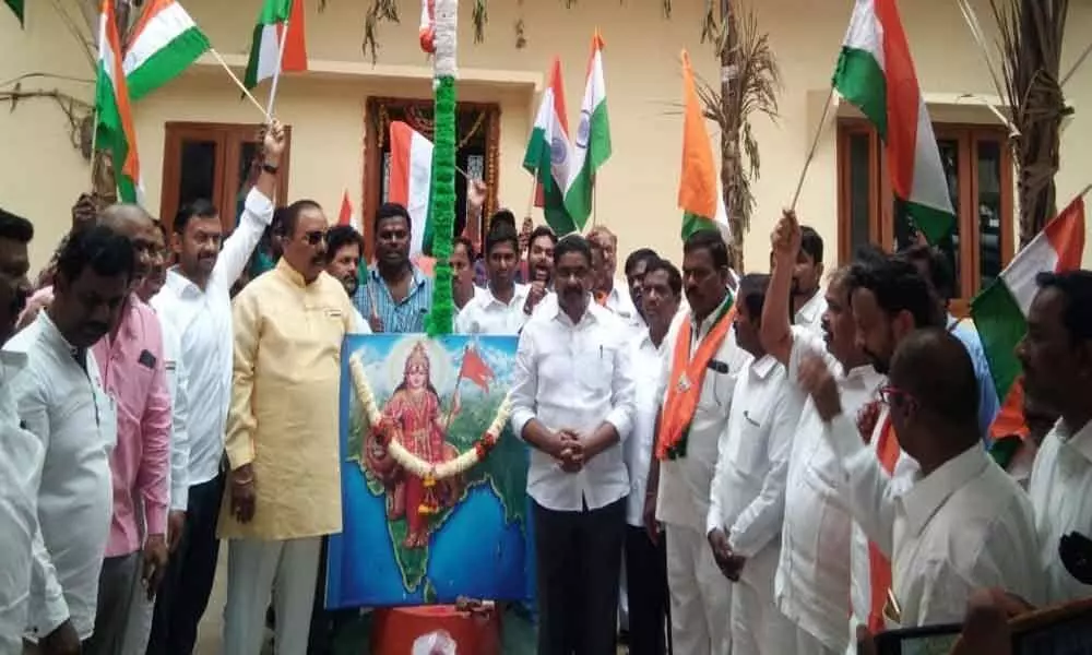 Madhavaram hoists tricolour at BJP office