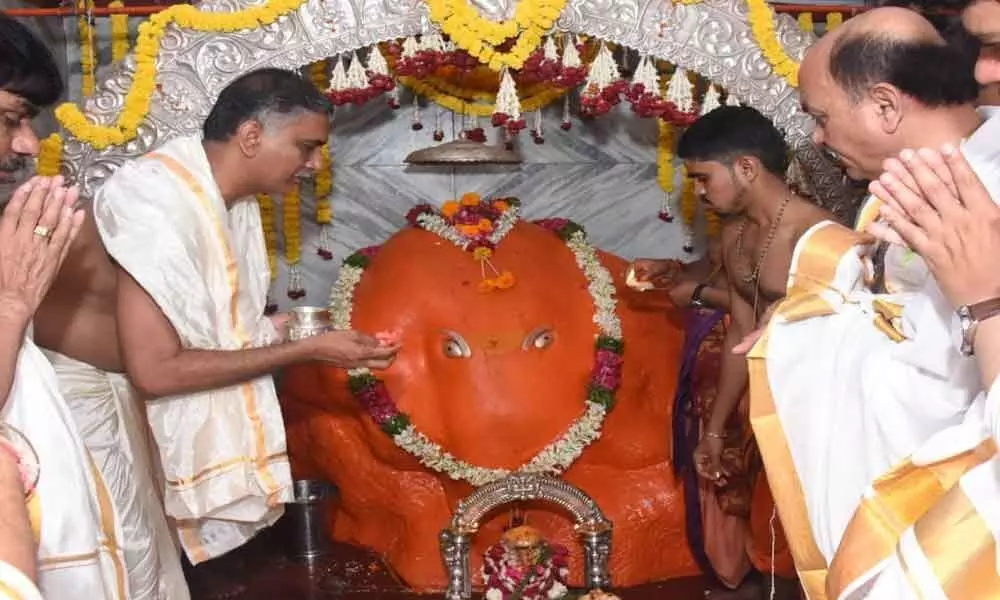 Harish Rao offers prayers at temple