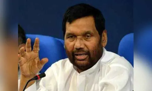 Onion price rise temporary: Paswan