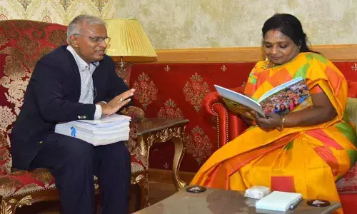 PJTSAU VC V Praveen Rao calls on Tamilisai Soundararajan at Raj Bhavan