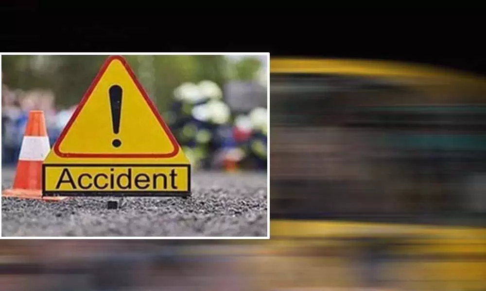 Telangana: 7 injured after car rams into lorry at Gadwal