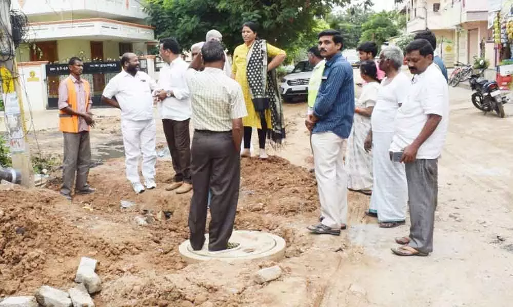 Corporator Ramavath padma srinu naik inspected drainage works in Central Colony