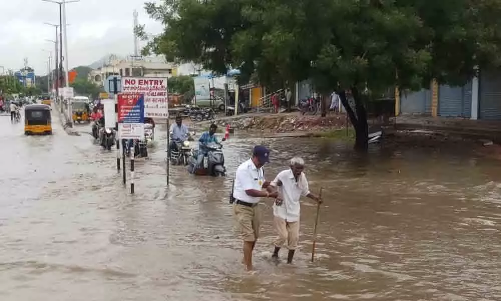Nalgonda: Cop helps people get out of rainwater, cross road