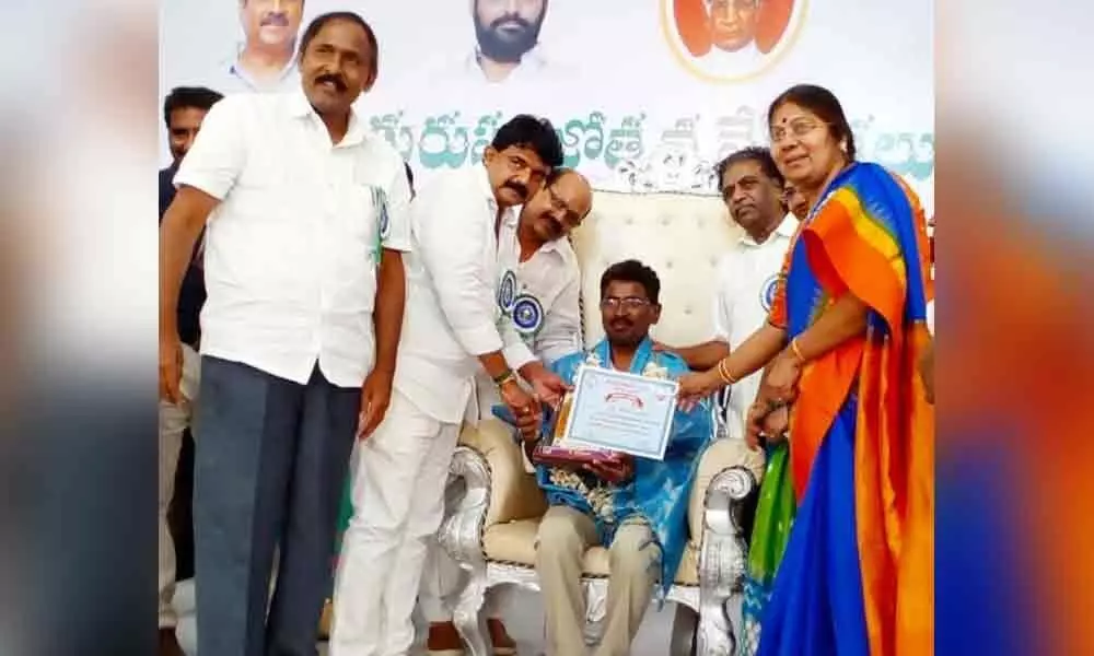 Best Teacher award to Mynam Hussain in Vijayawada