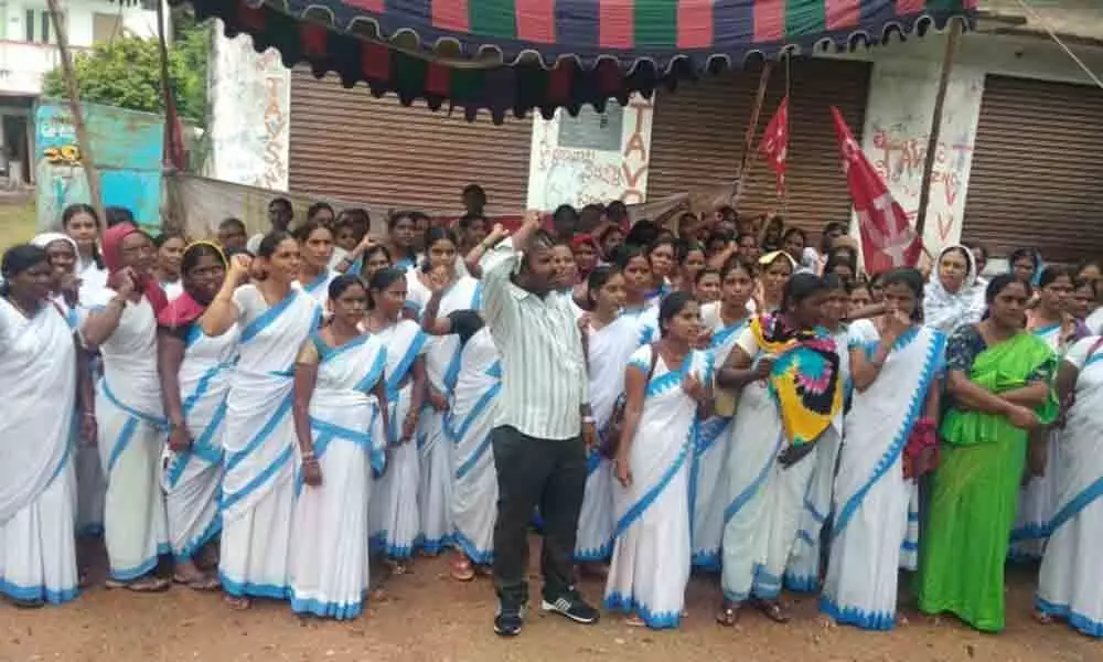 Asha workers launch 48-hour relay hunger strike in Adilabad