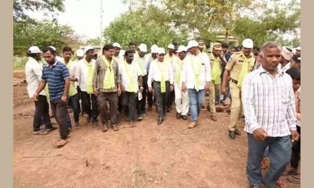 Nalgonda District Collector Gaurav Uppal inspects execution of 30-day plan in villages