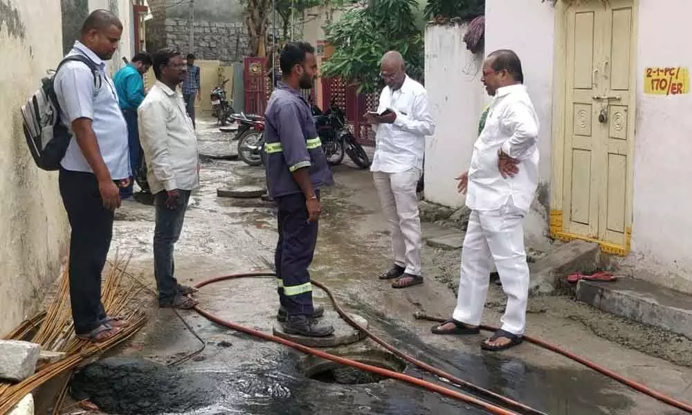 Corporator Dodla Venkatesh Goud inspects sewerage overflow in Panchami Colony