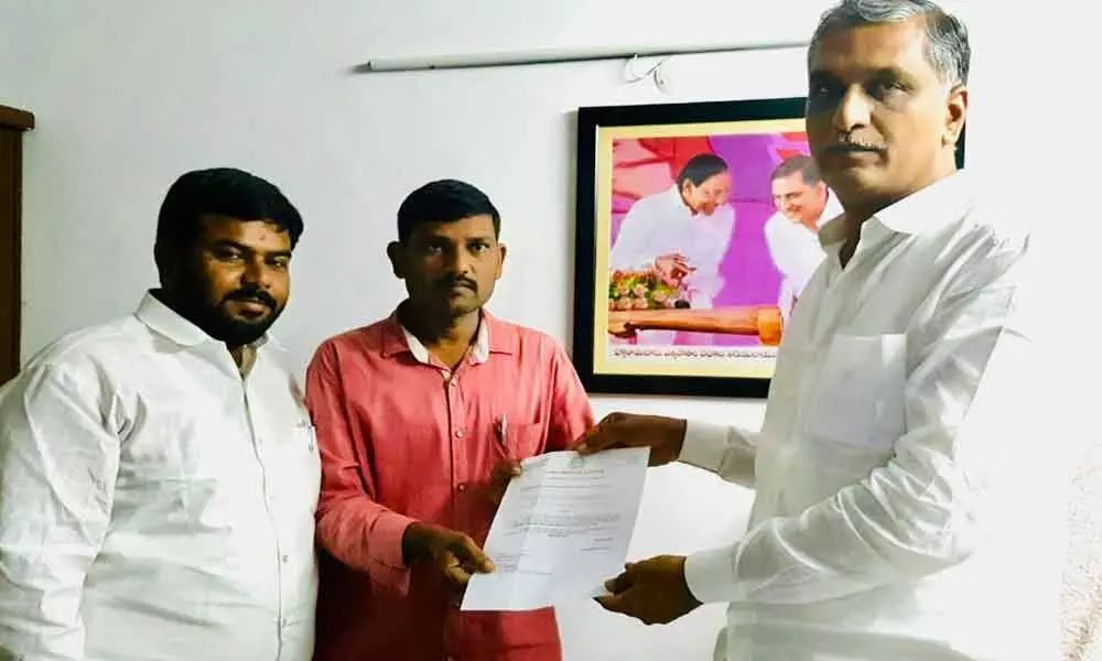 Minister T Harish Rao provides financial aid to ailing poor woman