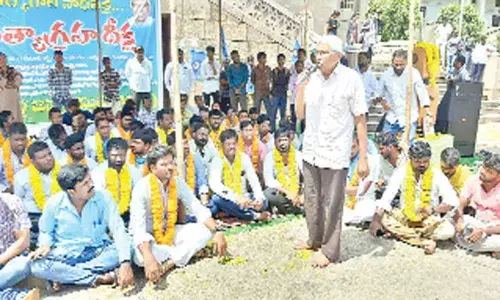 Vidhyarthi Jana Samithi starts Satyagraha Deeksha at Osmania University