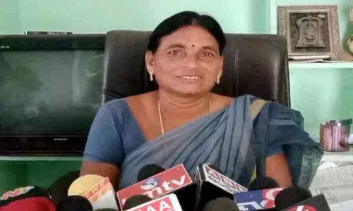 Shankaramma seeks parties support for her candidature in Huzurnagar byelection